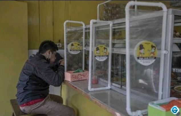 Pedagang Warteg Keluhkan Omset Menurun di Era PPKM Darurat. (Foto. doc: CNNIndonesia.com)